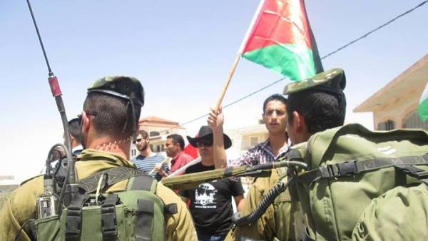 الاحتلال يقمع مسيرة المعصرة الأسبوعية
